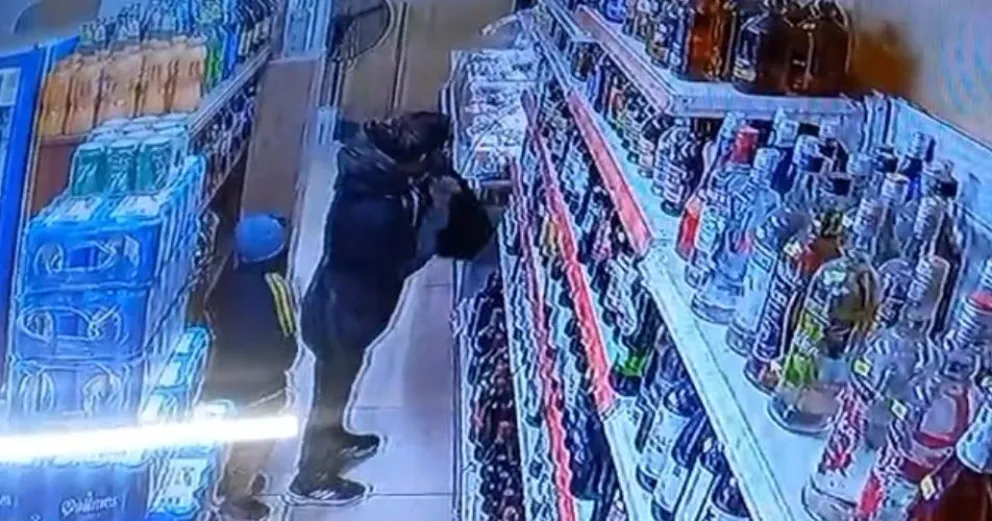 Protagonizó dos robos de bebidas alcohólicas junto a un menor y quedó filmada