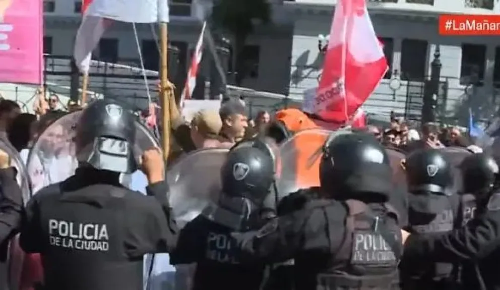Represión policial a maestros y jubilados frente al Congreso