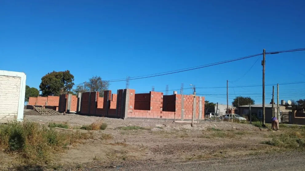 Paralizaron la obra de un jardín y el abandono sirvió en bandeja a delincuentes 