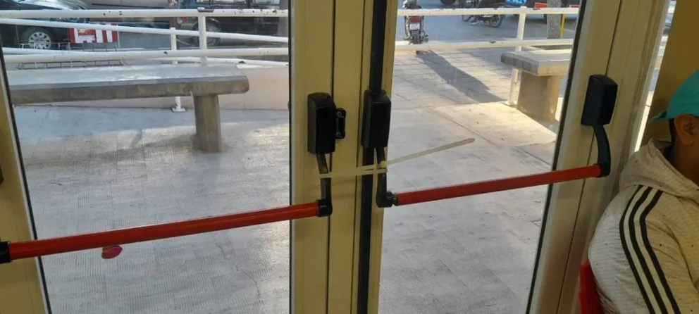 Por seguridad ataron las puertas de los consultorios externos del hospital