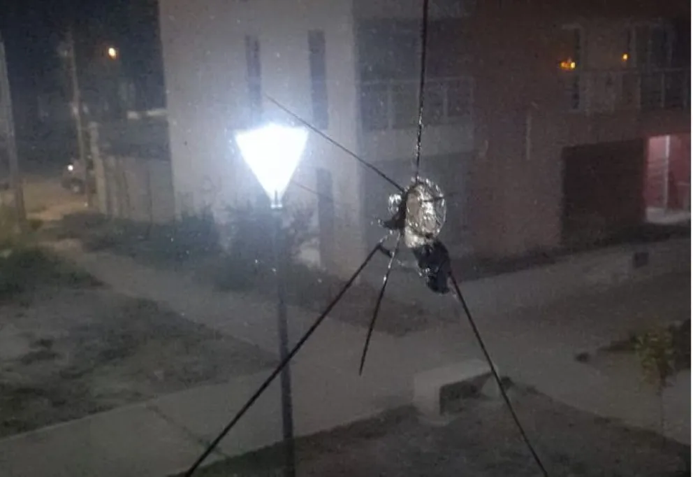 Tensión en el Procrear: un disparo perforó el vidrio de una ventana