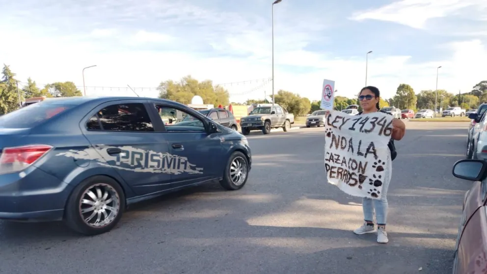 Proteccionistas fueron al Parque Ferreira a protestar por la caza con perros