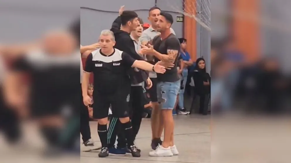 VIDEO: echaron a un ex jugador de Boca de un partido de infantiles  tras armar un escándalo 