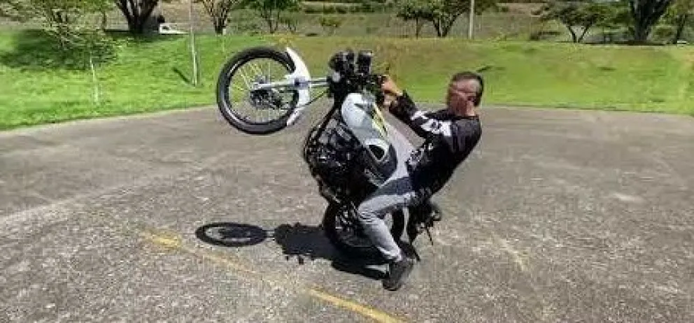 Pasó haciendo wheelie y terminó esposado