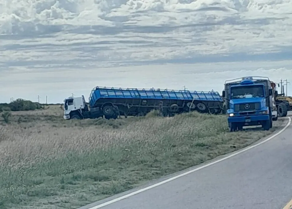 Problemas en la ruta 3: volcó un camión con hacienda