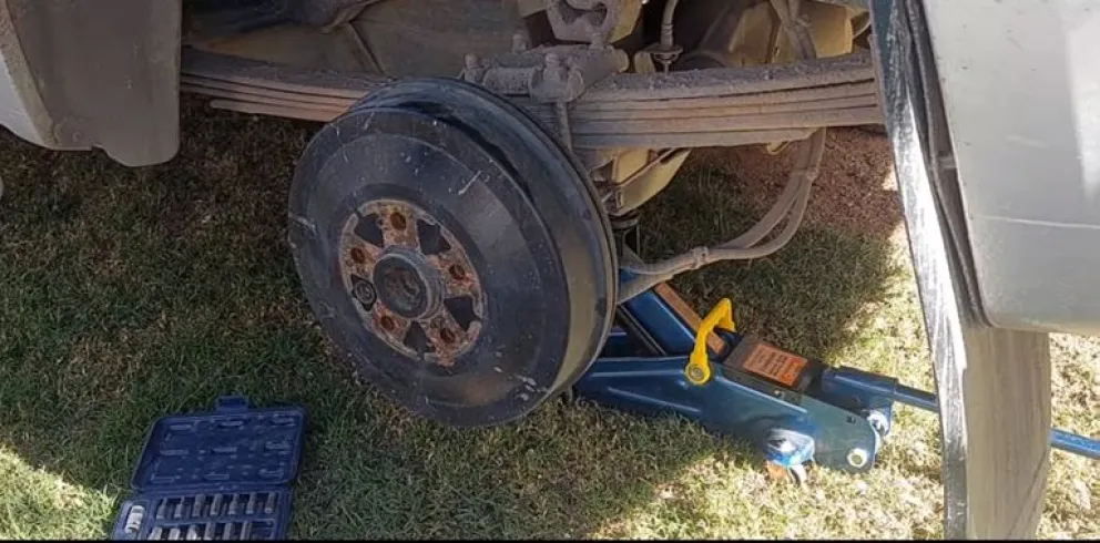 Una mujer de Viedma se quedó sin frenos y el mecánico le advirtió que fue un sabotaje: sospecha de su expareja 