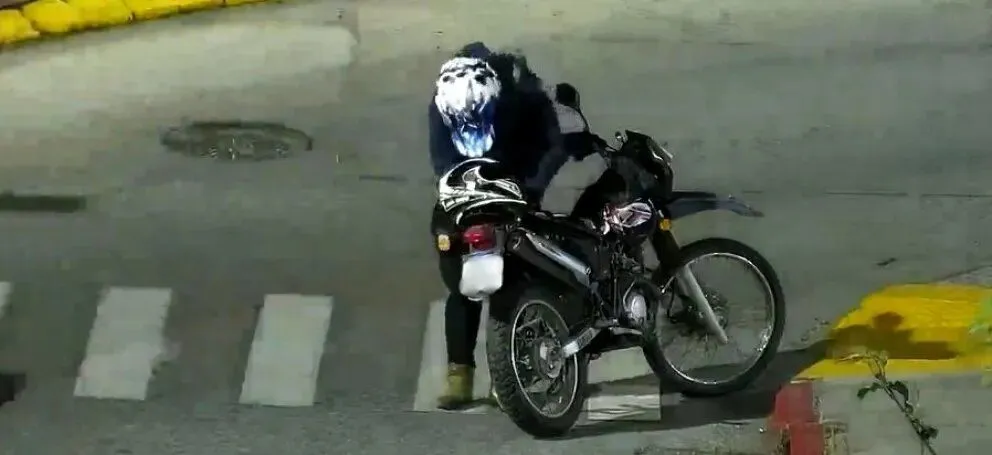 Conductor atropelló a un motociclista y huyó, pero después chocó contra un árbol: estaba ebrio