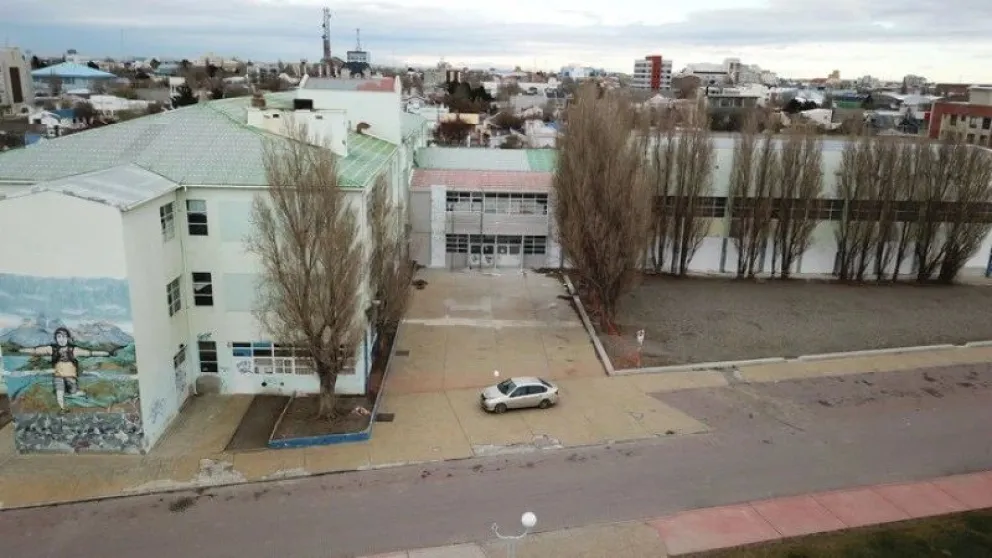 Río Gallegos: entraron borrachos a una escuela, golpearon y amenazaron con cuchillos a los estudiantes