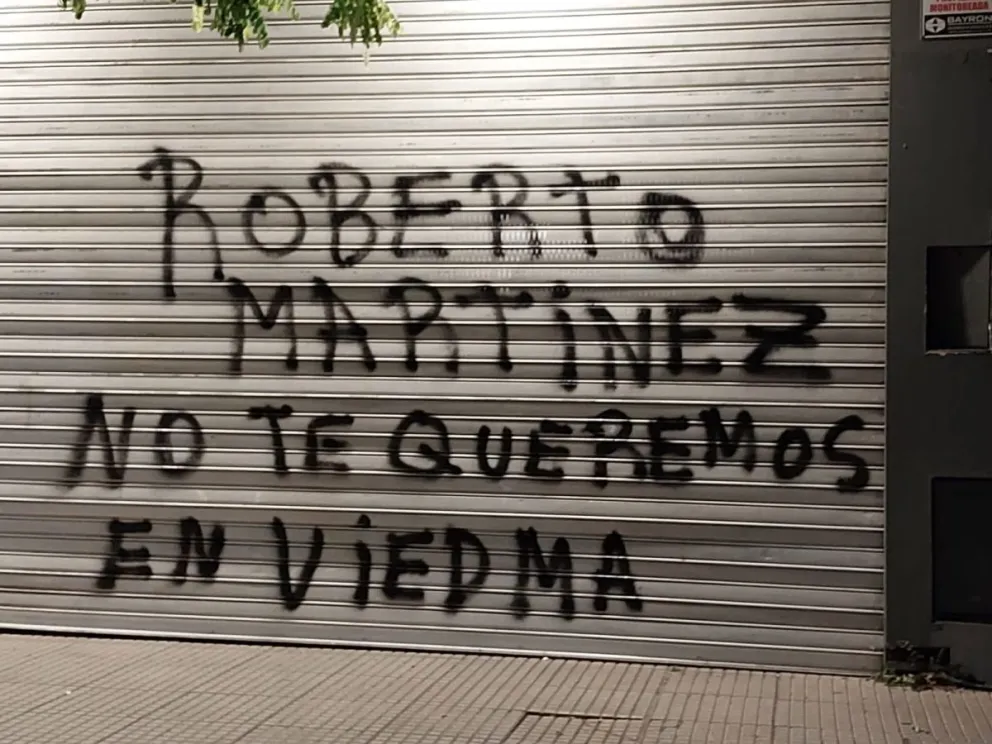 Aparecieron pintadas en contra del concejal libertario Roberto Martínez 