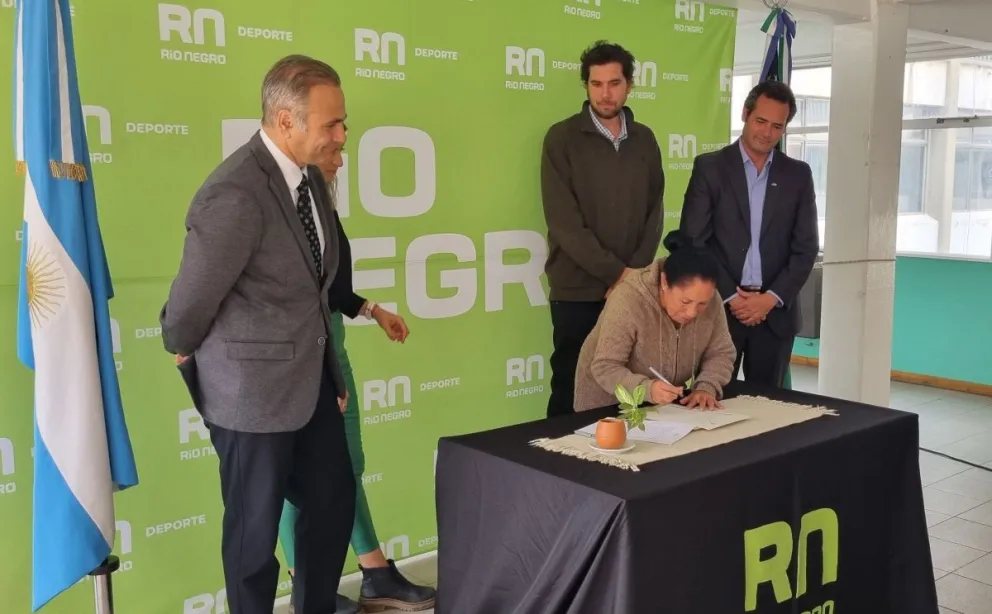 Siete familias barilochenses cumplieron el sueño de regularizar su casa