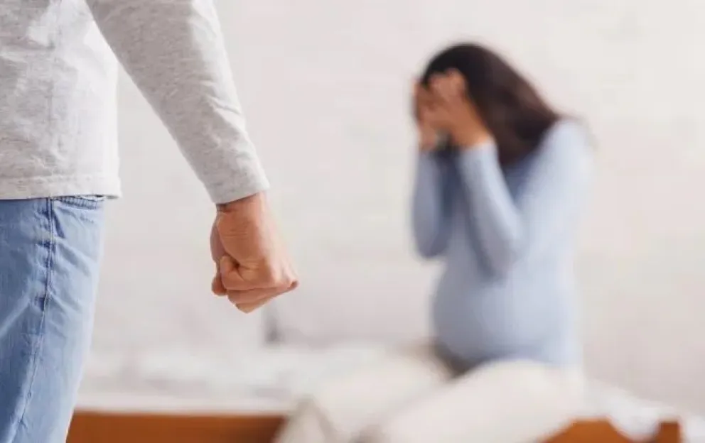 Terrible: atacó a golpes a su pareja embarazada durante el control médico