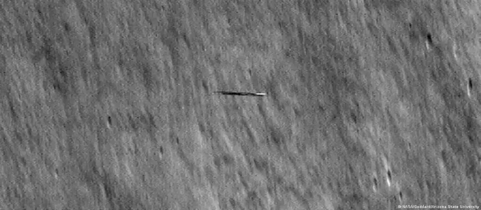 Impactante imagen revela un misterioso objeto surcando la Luna