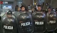 Tensión en el Congreso: la Policía reprime a estatales que marchan contra los despidos 