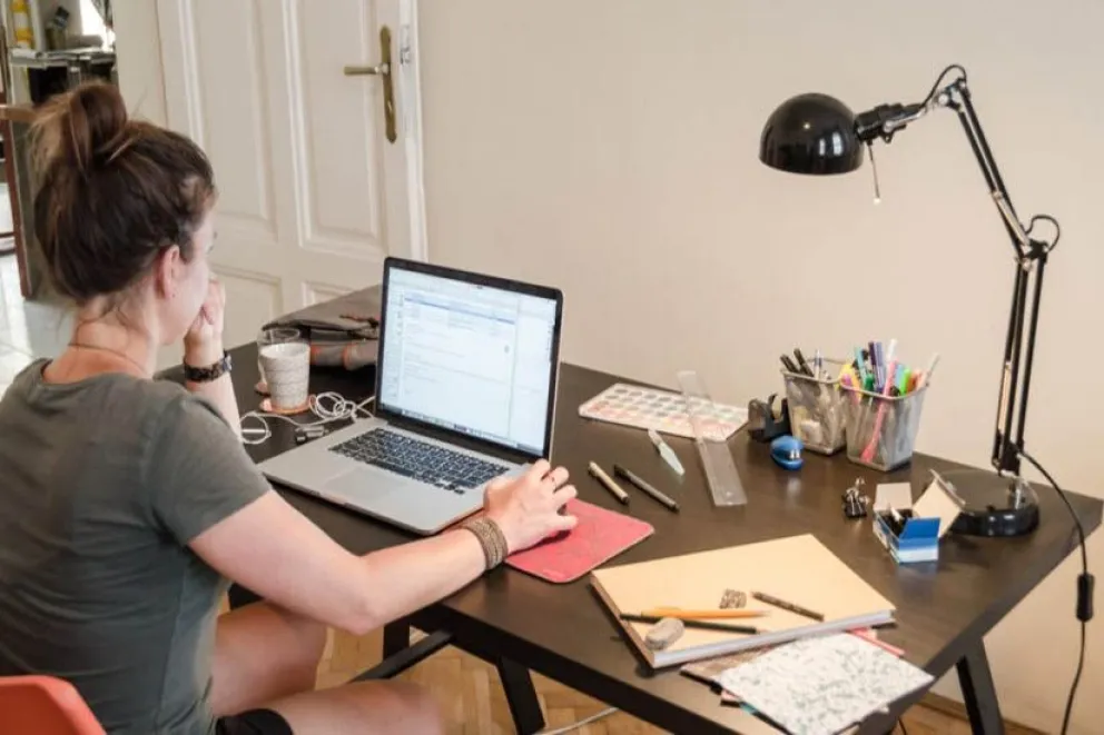 Oportunidad laboral en teletrabajo: empresa extranjera ofrece sueldos en dólares para atención al público