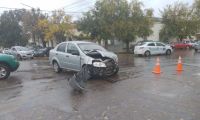 Dos automovilistas chocaron en el centro de Viedma y culparon a la lluvia