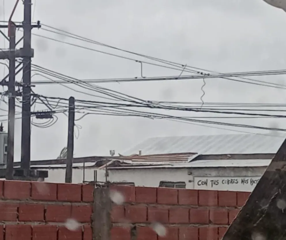 Momento dramático en sede vecinal del barrio Las Flores por los fuertes vientos