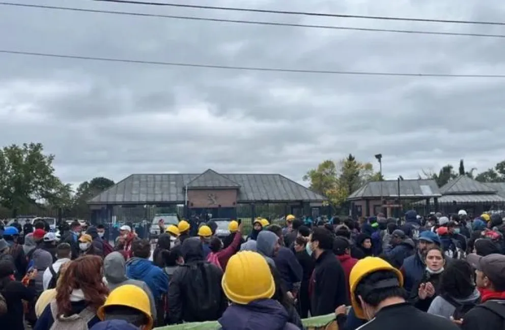 Contra el ajuste: manifestación masiva frente al country donde vive Caputo 