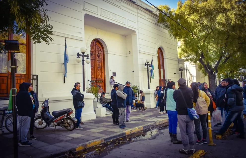 Barrios de la periferia se manifestaron en la Municipalidad de Viedma: “Esto que pasó puede repetirse”