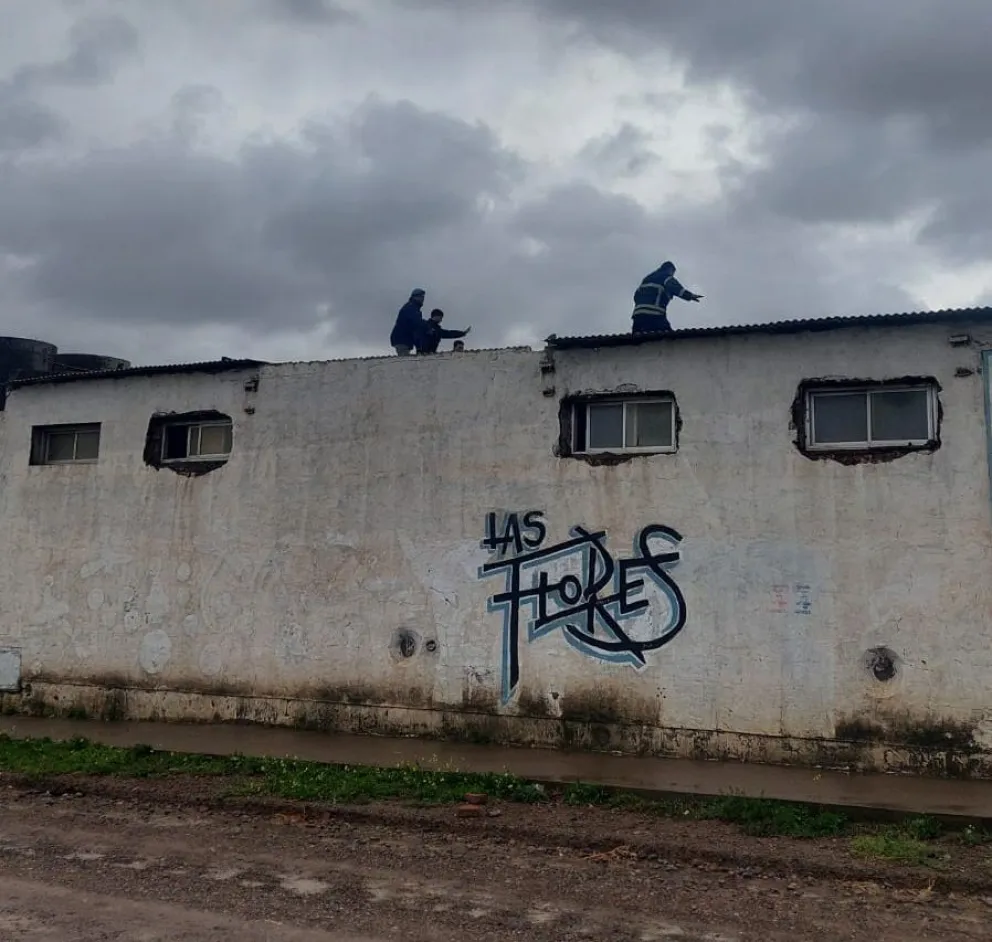 El día después de la voladura de techo en la junta del barrio Las Flores, y la necesidad de solucionarlo rápido