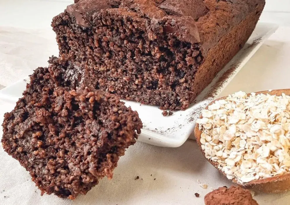 Paso a paso para cocinar un budín cremoso de avena, banana y chocolate, ¡riquísimo!