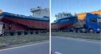 Está cortado el Puente Nuevo con dirección a Viedma: un camión que transporta un barco está obstruyendo el paso