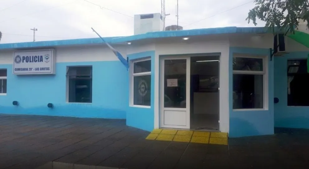 Se puso a orinar en el estacionamiento de un supermercado y luego agredió a una policía