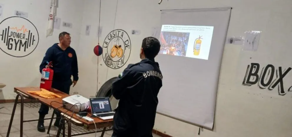 Bomberos de Río Negro imparten charlas de prevención de incendios en barrios de Viedma