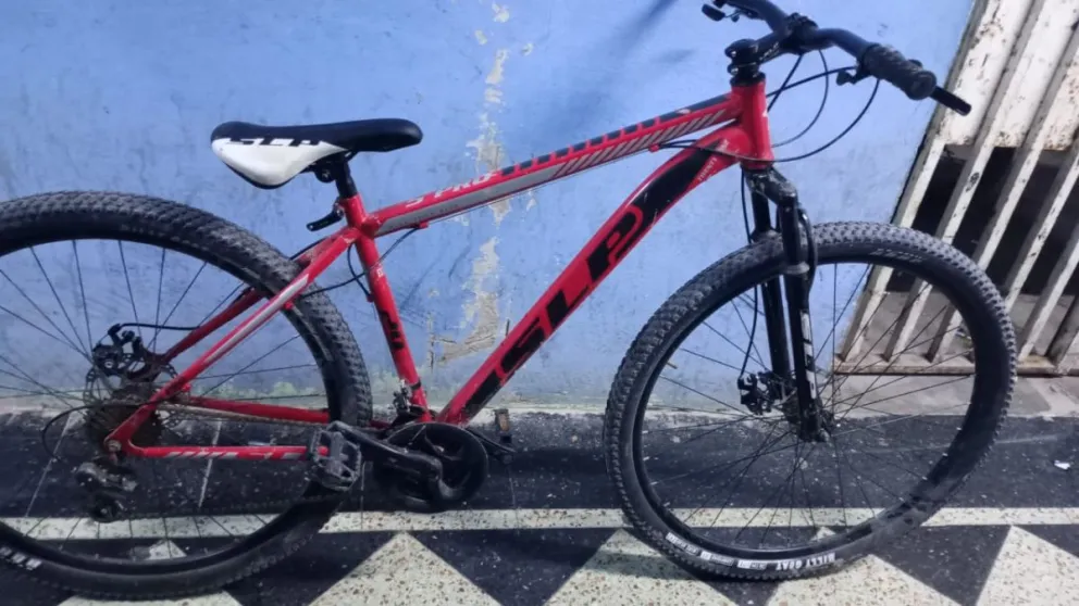 Policías “pescaron” una bicicleta robada y devolvieron a su dueño
