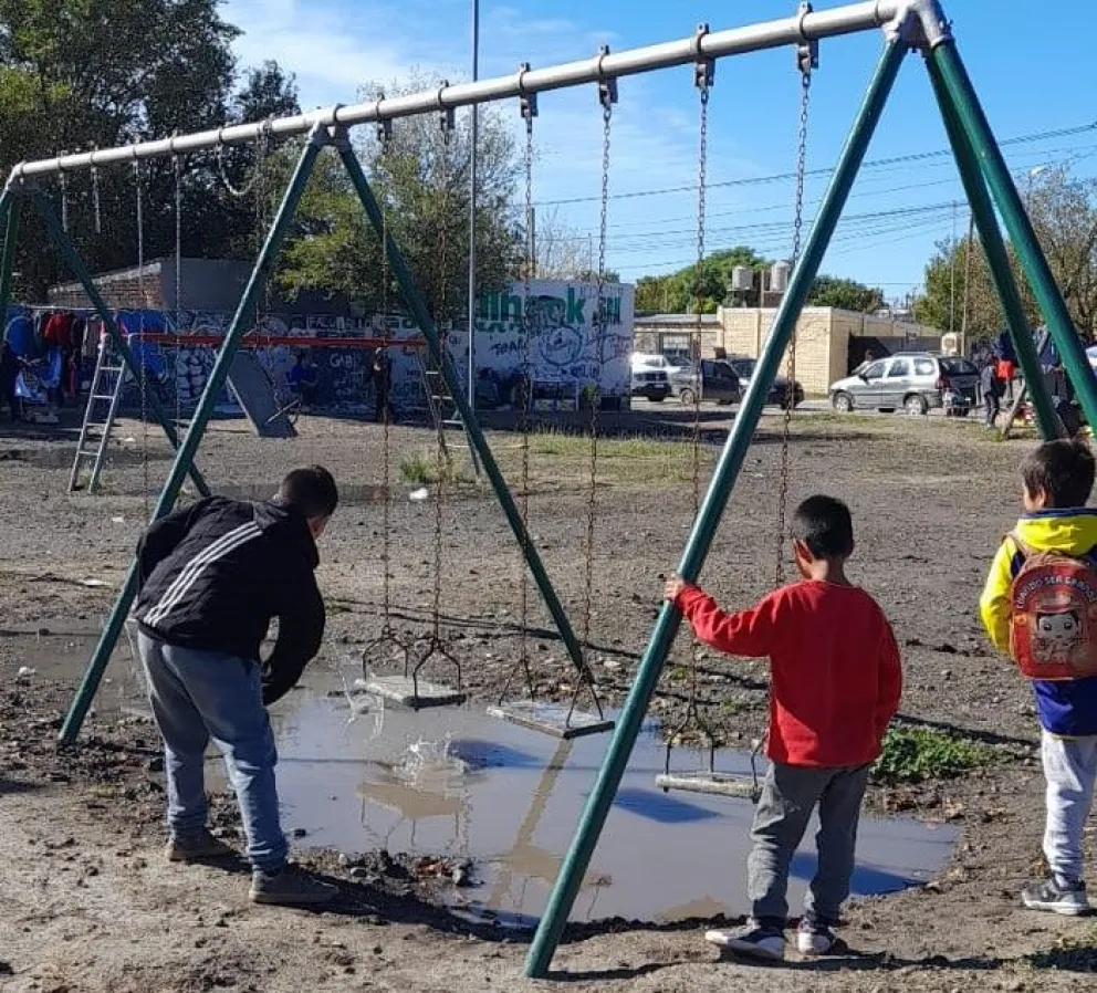 Frustración de niños al no poder utilizar los juegos recreativos