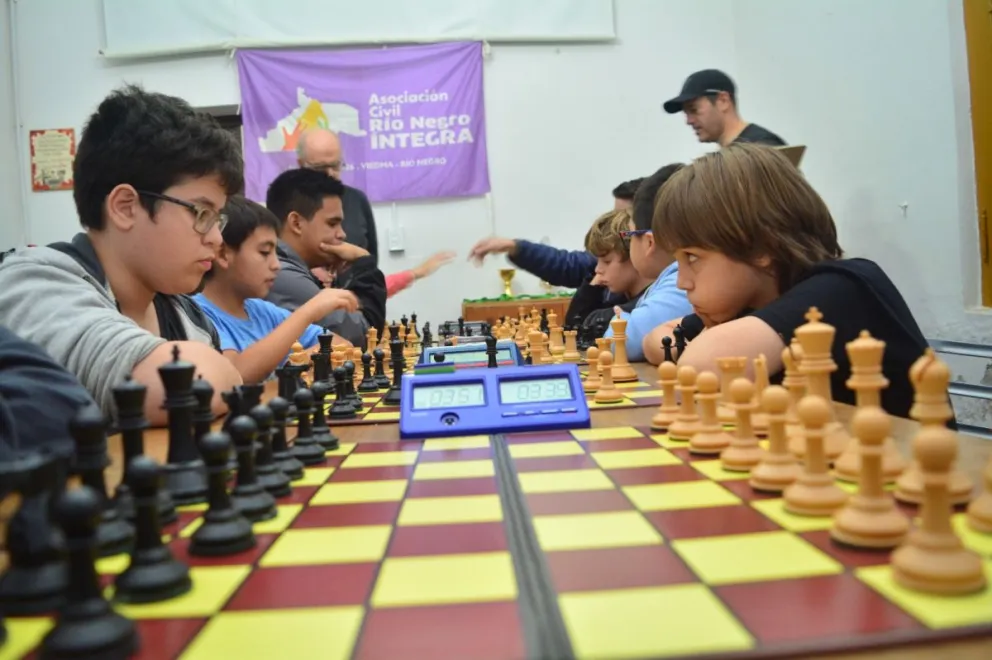 Ajedrecistas de la Comarca no se desconcentran ni por el superclásico