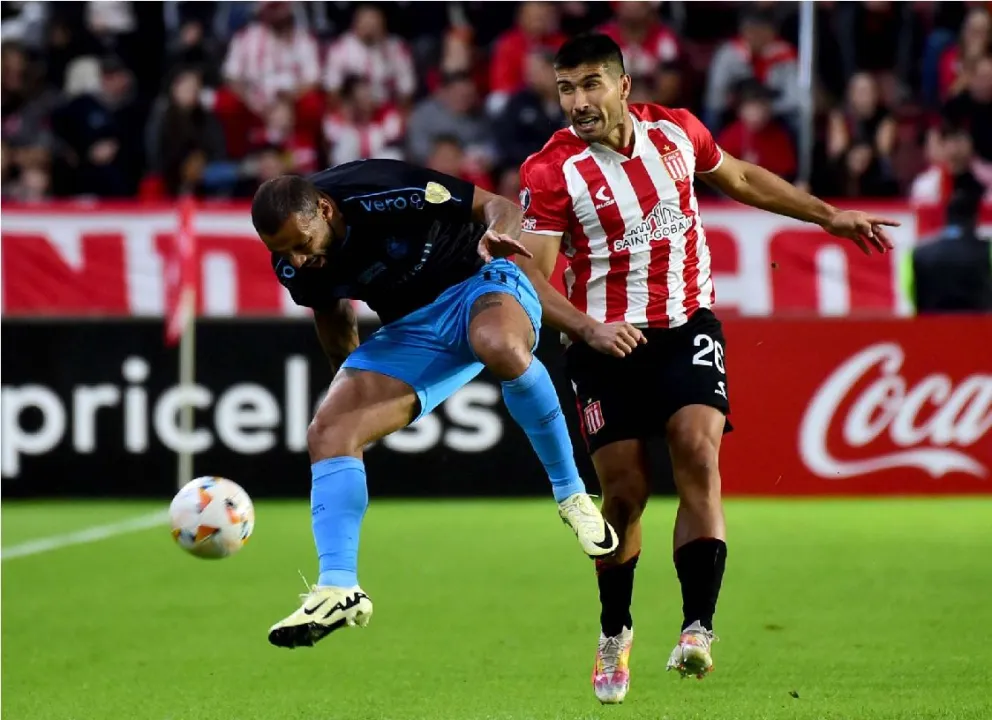 Con un hombre de más, Estudiantes no pudo con Gremio como local