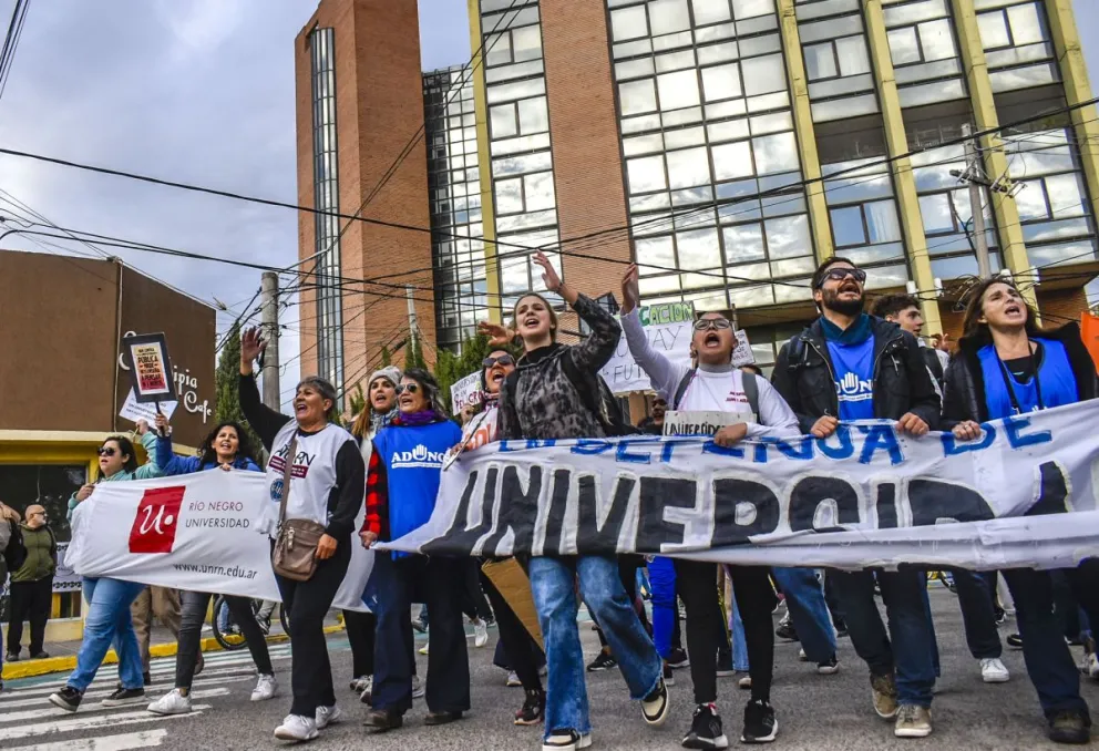 Marcha con antorchas en reclamo de mayor presupuesto y mejoras en las universidades