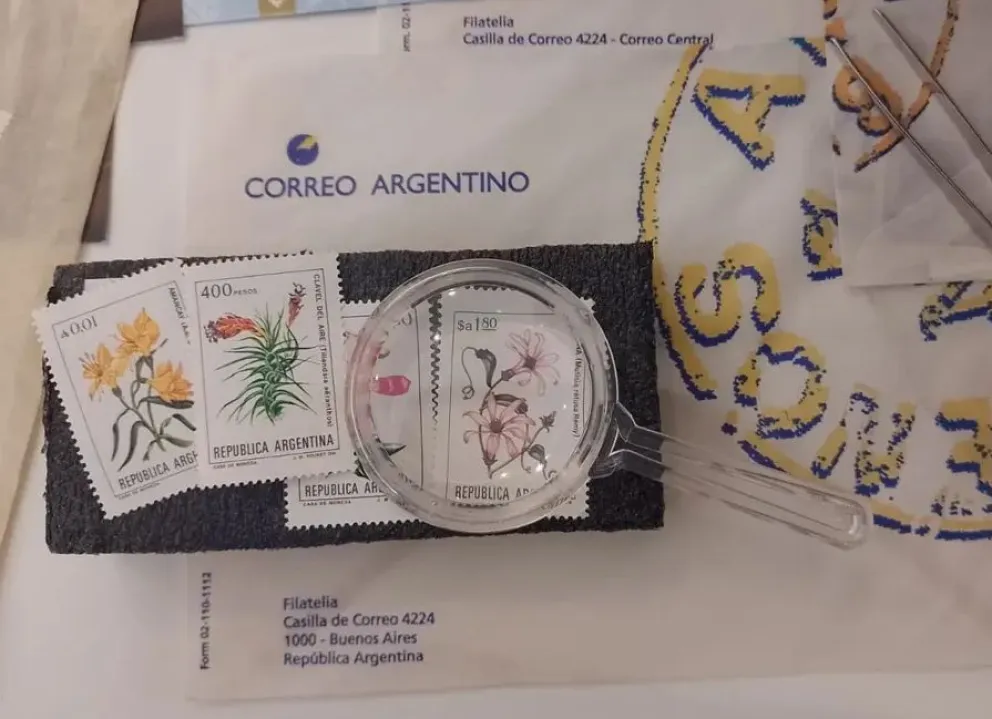 Arman muestra filatélica incluyendo una carta de un soldado de Malvinas