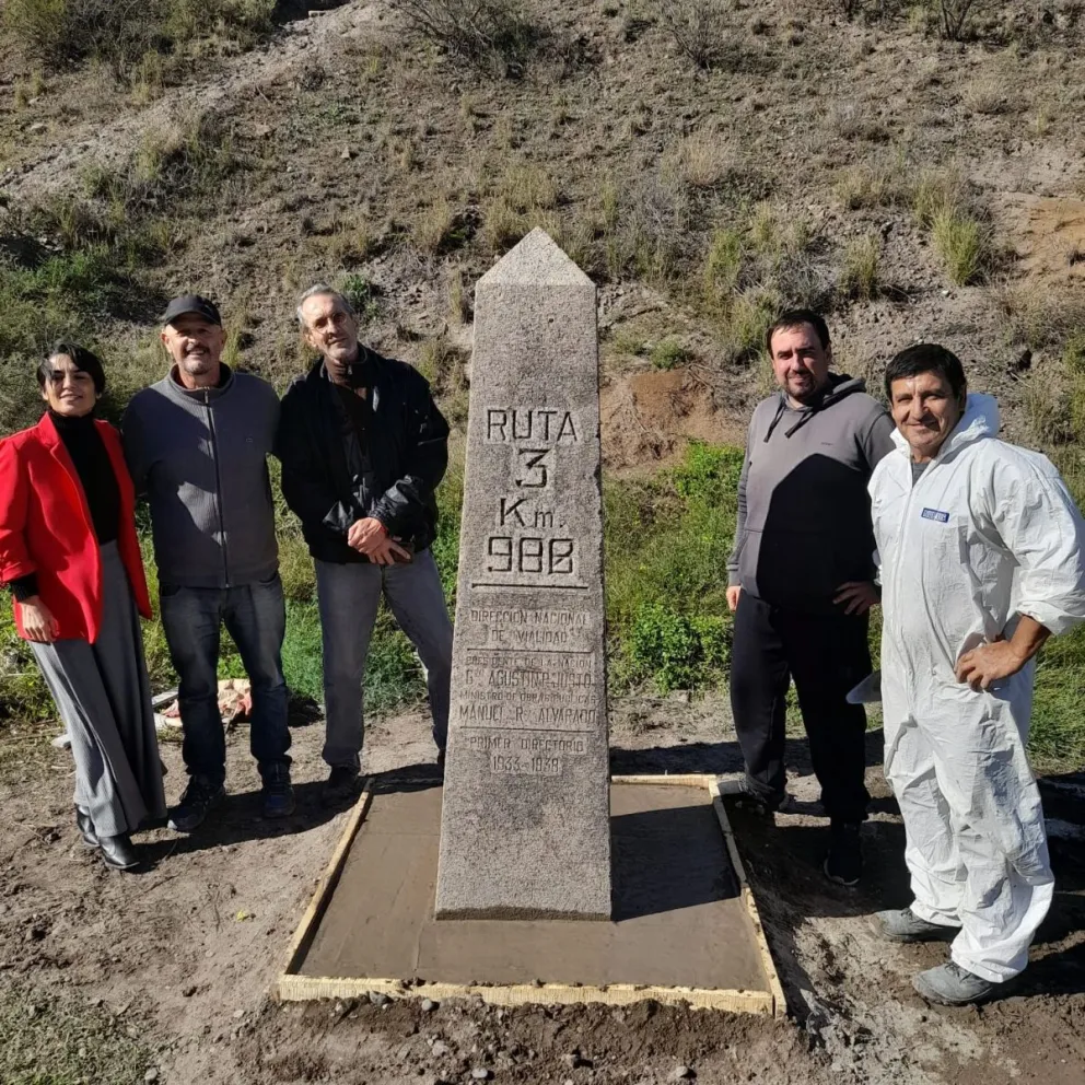 Vecinos rescatan un monolito abandonado que marca la construcción del viaducto