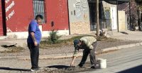 Vecinos repararon una calle del Lavalle: “Antes de que se haga tremendo pozo lo arreglo yo y mis amigos”