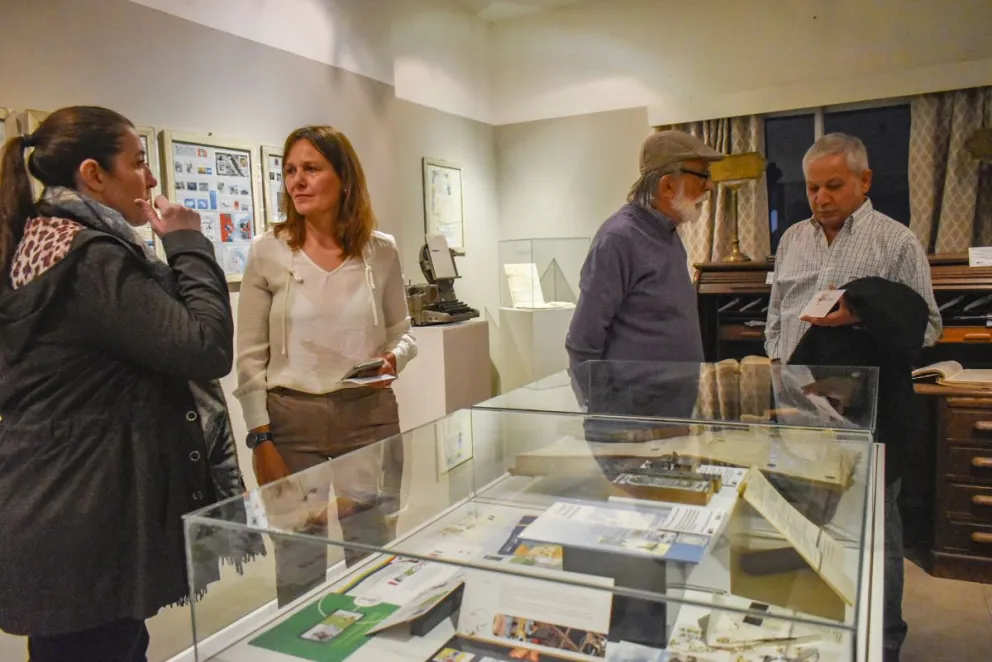 Miles de estampillas adornan el Museo Tello