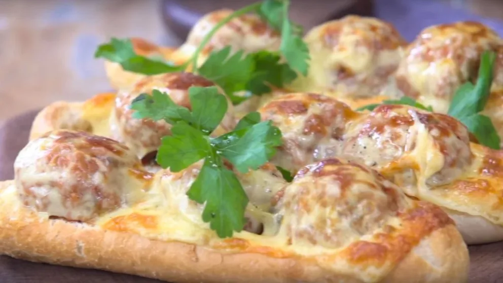 Súper rápido y riquísimo: pan relleno con albóndigas