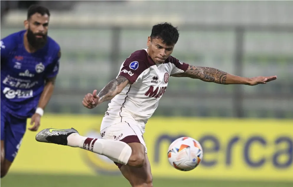 Con doblete de Bou, Lanús ganó y es líder de su grupo
