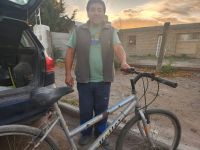 Manos solidarias: en un santiamén consiguieron una bicicleta para un albañil