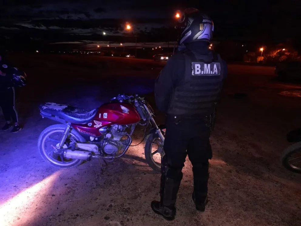 Intentaron robar una moto en Viedma, pero la BMA los detuvo en plena huida 