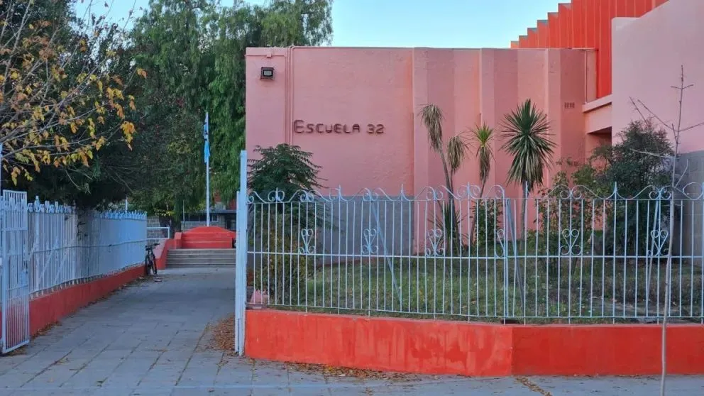Un portero de Roca fue denunciado por atarle las manos a dos niños en la escuela