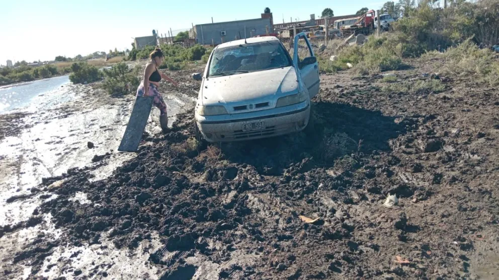 Vivir en una laguna: el agua no drena en el Loteo Silva y los autos se quedan encajados