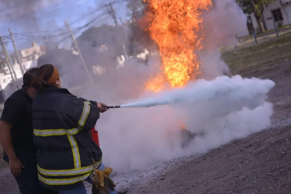 Bomberos de Viedma brindaron una capacitación en la Cámara de Comercio