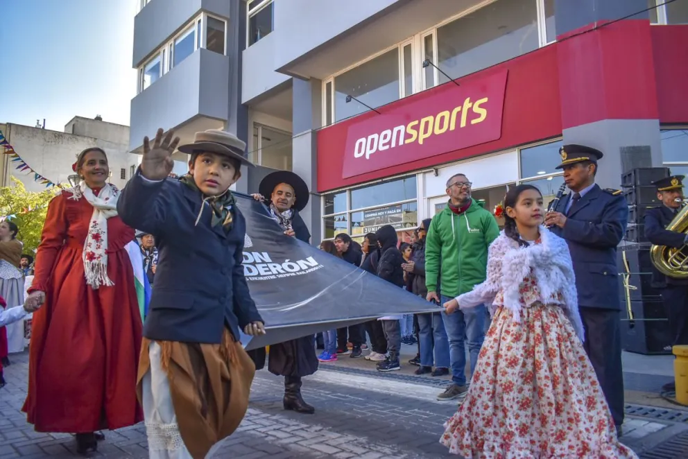 Se hizo esperar, pero la Comarca tuvo su desfile por el aniversario de su fundación