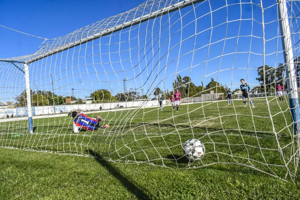 ¡Le metió siete!: Jorge Newbery goleó a San Lorenzo de Stroeder para trepar a lo  más alto