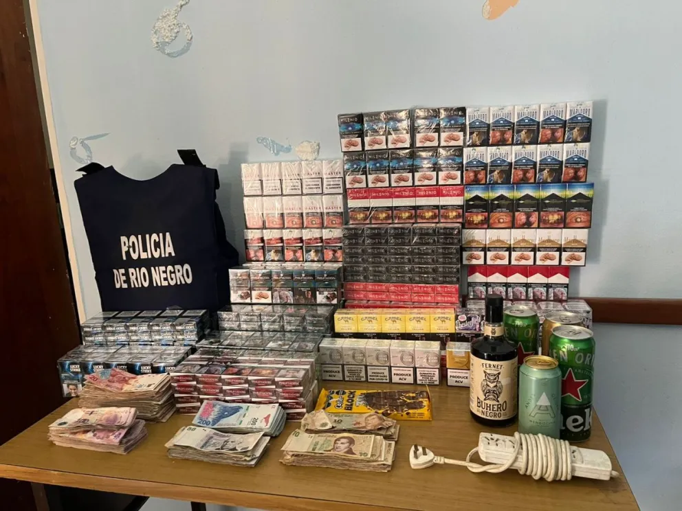 Ladrón se quiso ir con alcohol, cigarrillos y chocolates y terminó con los ganchos puestos