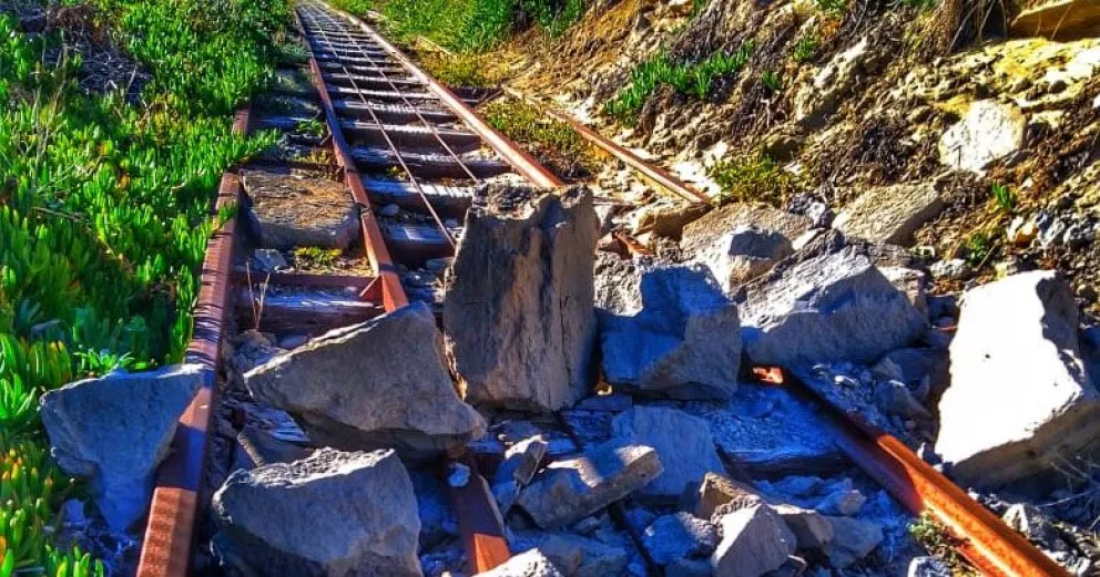 Derrumbe y bloqueo en La Lobería 