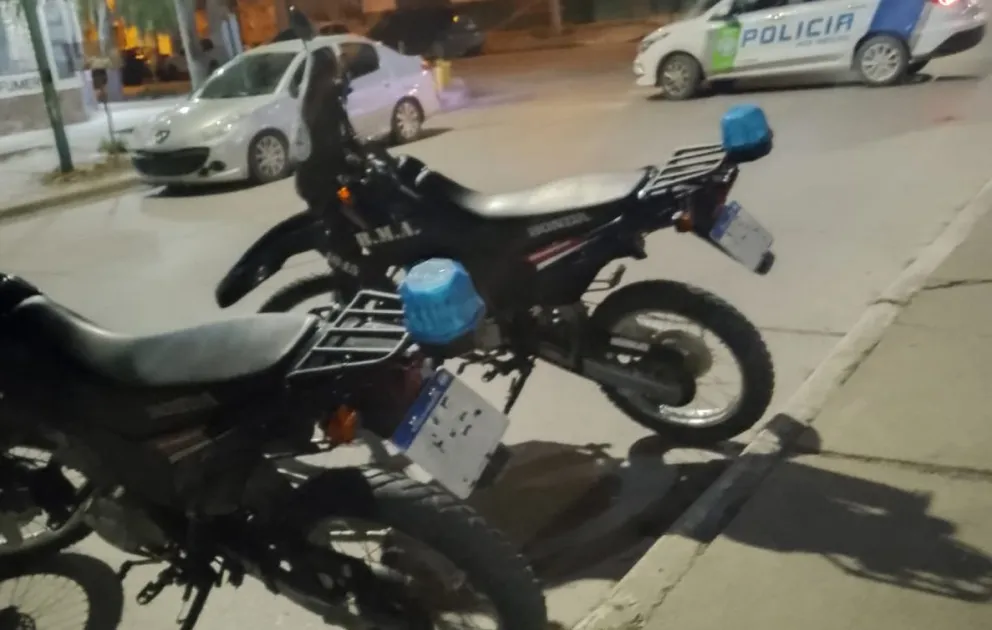 Dos con los dedos en el enchufe: en moto indocumentada y con droga
