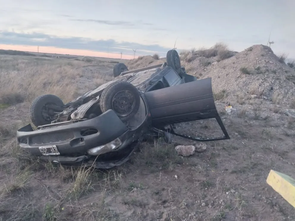 Heroicos bomberos voluntarios rescataron a conductor herido tras un vuelco
