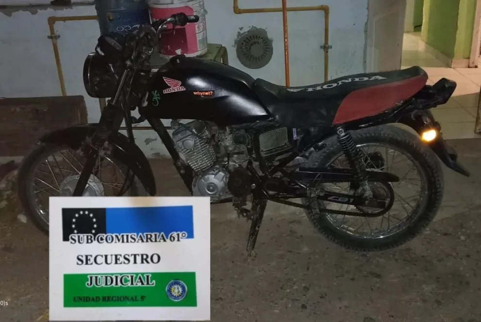 Un menor de edad fue detenido mientras conducía una moto robada